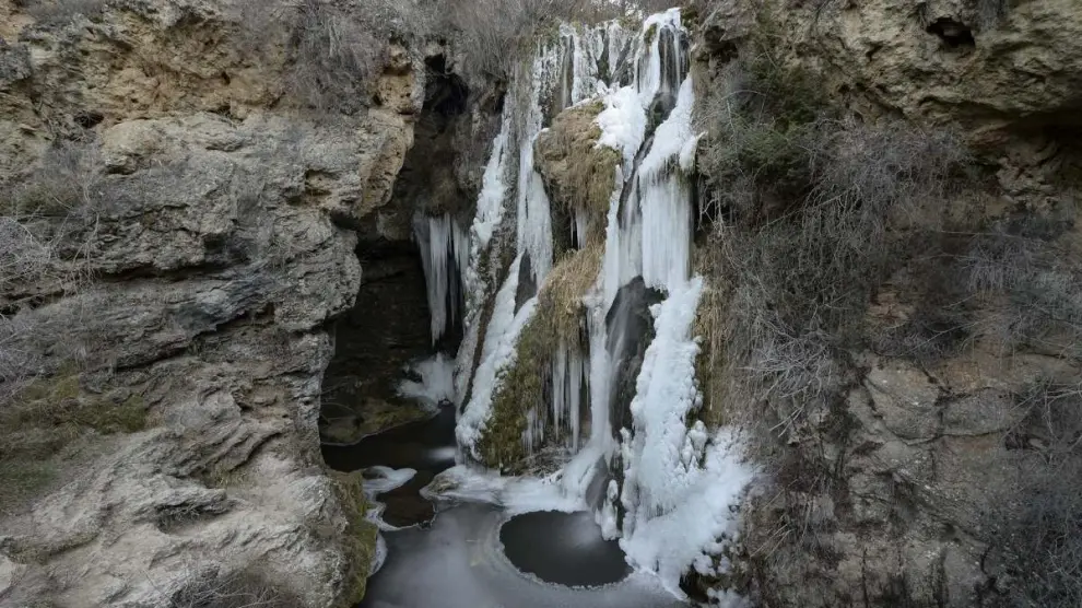La cascada de Calomarde durante una ola de frío en 2017.