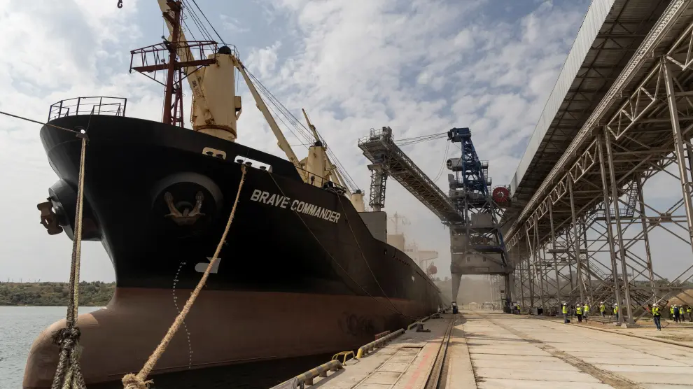 Un barco libanés trabajo en un puerto ucraniano tras reabrirse el tráfico de grano.