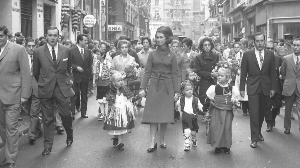La reina Doña Sofía con las infantas Elena y Cristina, y el príncipe Felipe, de niños, en la Ofrenda de Flores de las fiestas del Pilar de Zaragoza el 12 de octubre de 1970
