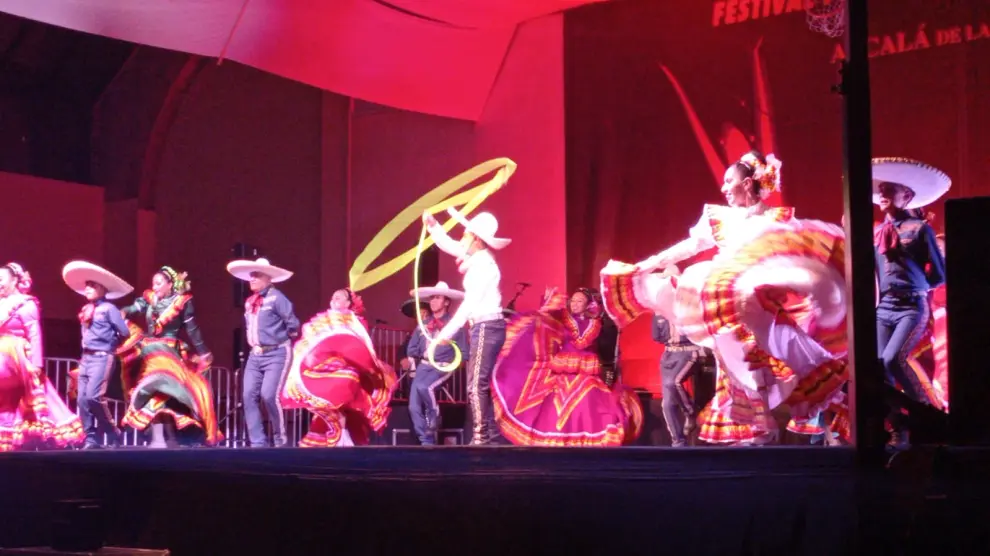 La Compañía de Danza “Fusión Folklórica” de Méjico, en el escenario de Alcalá de la Selva.