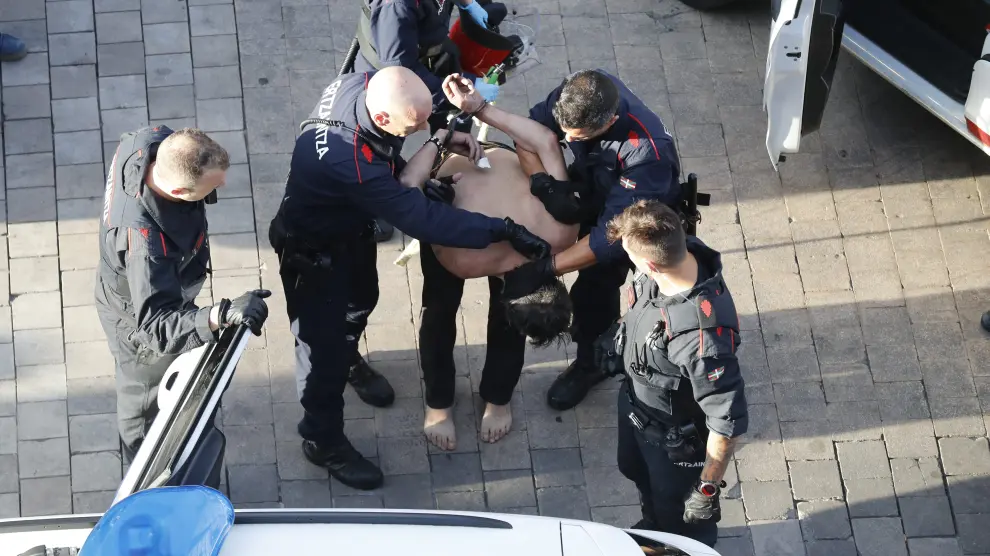 El hombre que se había atrincherado en su piso en el Casco Viejo de Vitoria es arrestado por agentes de la Ertzaintza, este domingo en Vitoria.
