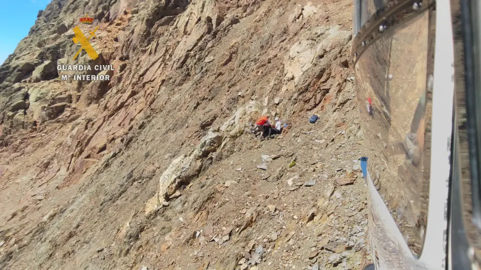 Labores de rescate de la montañera que resultó herida grave tras una caída en el pico de La Pez.