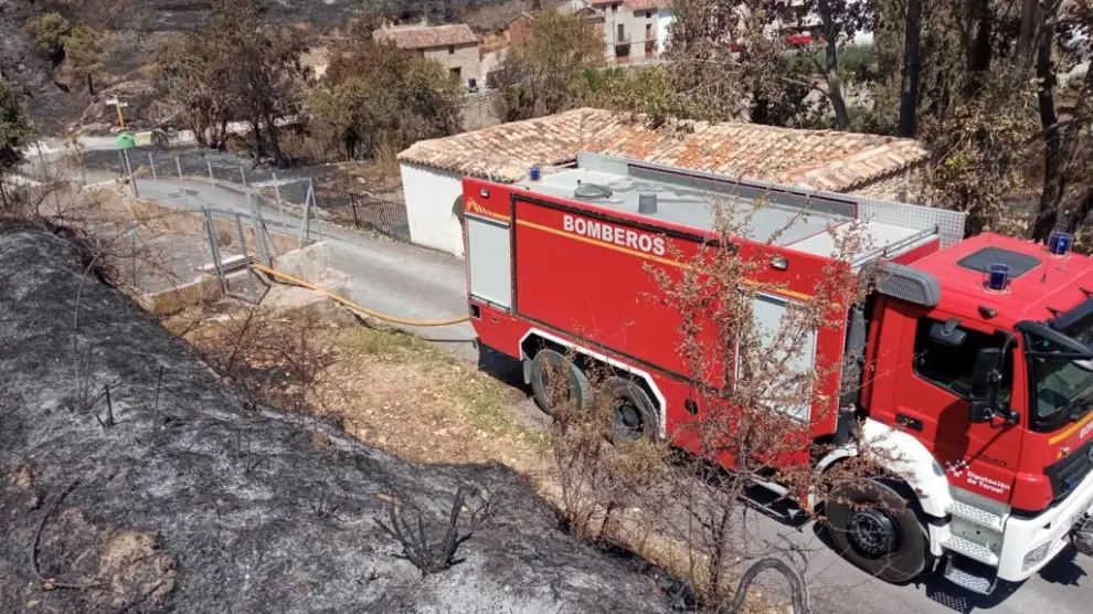 Un camión de bomberos de la DPT abasteciendo de agua a un núcleo habitado de Bejís.