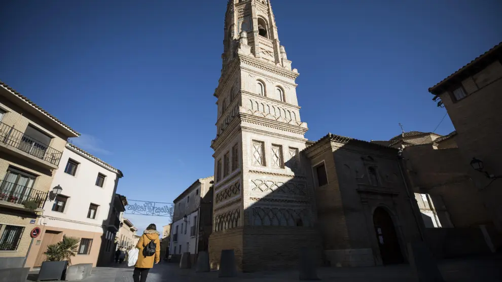 La torre de la iglesia de Nuestra Señora de la Asunción de Utebo llama la atención en el centro de la localidad