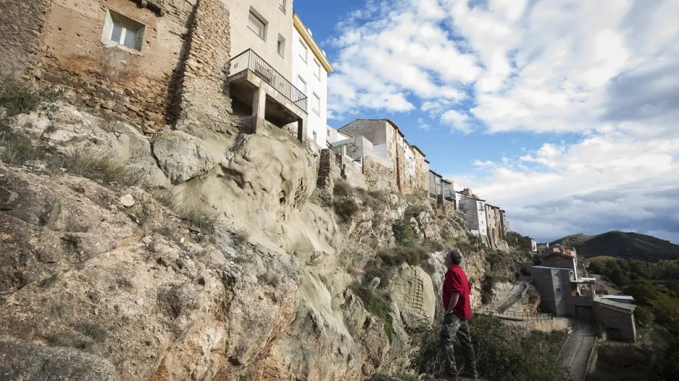 Las casas colgantes de Nigüella vistas desde la bajada al Parque del Molino, a orillas del Isuela.