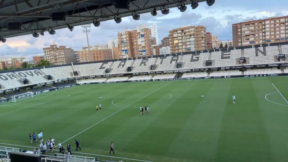 Los jugadores del Real Zaragoza en el estadio de Cartagonova de Cartagena, hora y media antes del partido de este viernes.