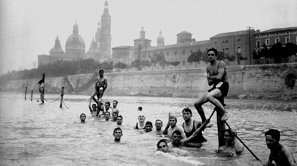Vecinos de Zaragoza en el curso del Ebro, en la zona próxima al club Helios y delante de la Basílica del Pilar en 1928.