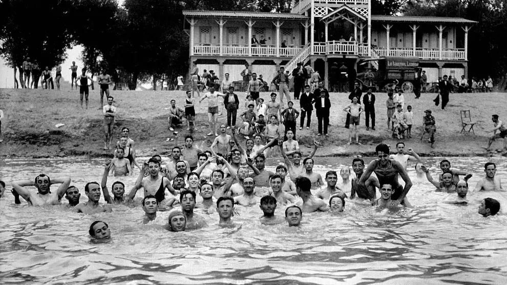 Imagen histórica cuando los zaragozanos se bañaban en el Ebro en la arboleda de Macanaz, cerca del club Helios, en 1928.