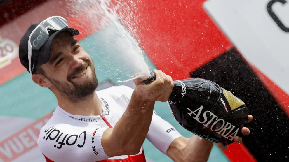 Jesús Herrada, celebra en el podio su victoria de la séptima etapa de La Vuelta.