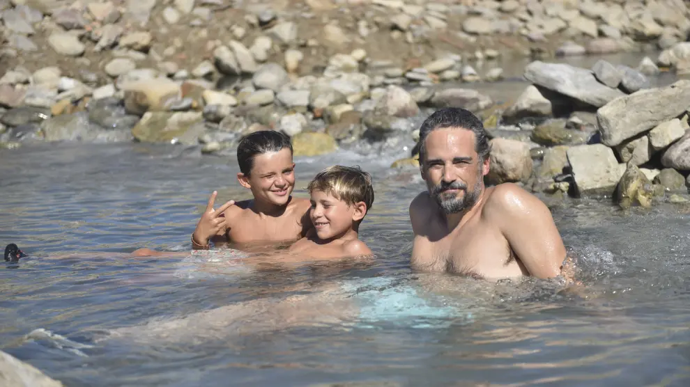 Pablo Subías, con sus hijos en Tiermas.
