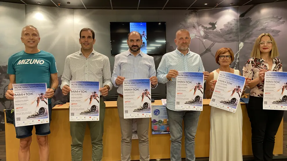 Pallarés, Gracia, Torres, Garzón, De Pablo y Río con el cartel de la prueba.