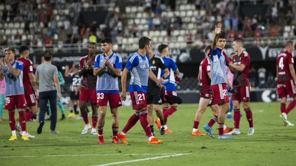 Los jugadores del Real Zaragoza, abatidos al final del partido de Cartagena.