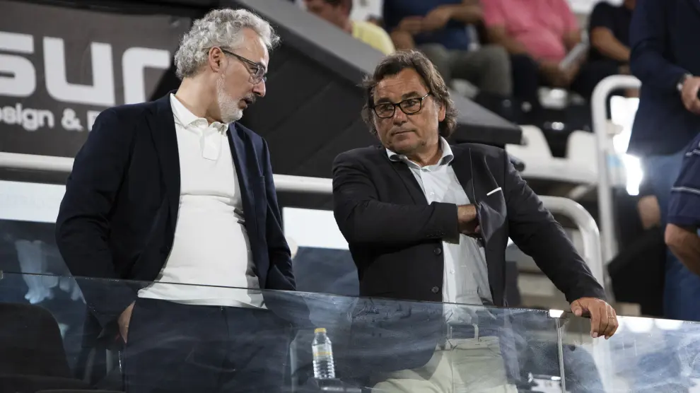 Miguel Torrecilla y Raúl Sanllehí, anteanoche en el palco del estadio de Cartagonova de Cartagena, con gesto de preocupación.