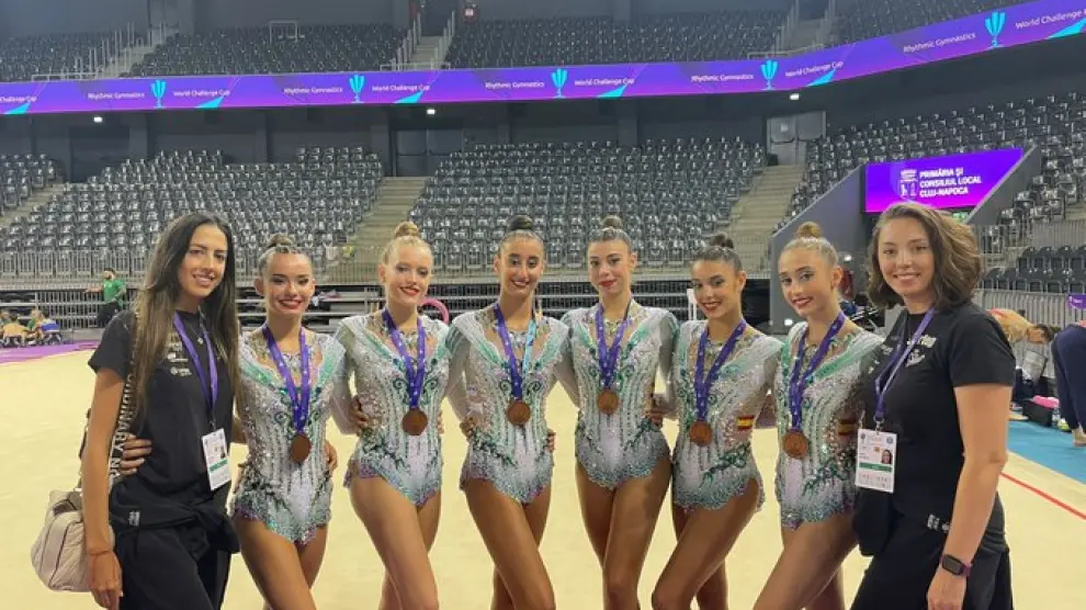 La aragonesa Inés Bergua, junto a sus compañeras de la selección española en la Copa del Mundo de Cluj-Napoca.