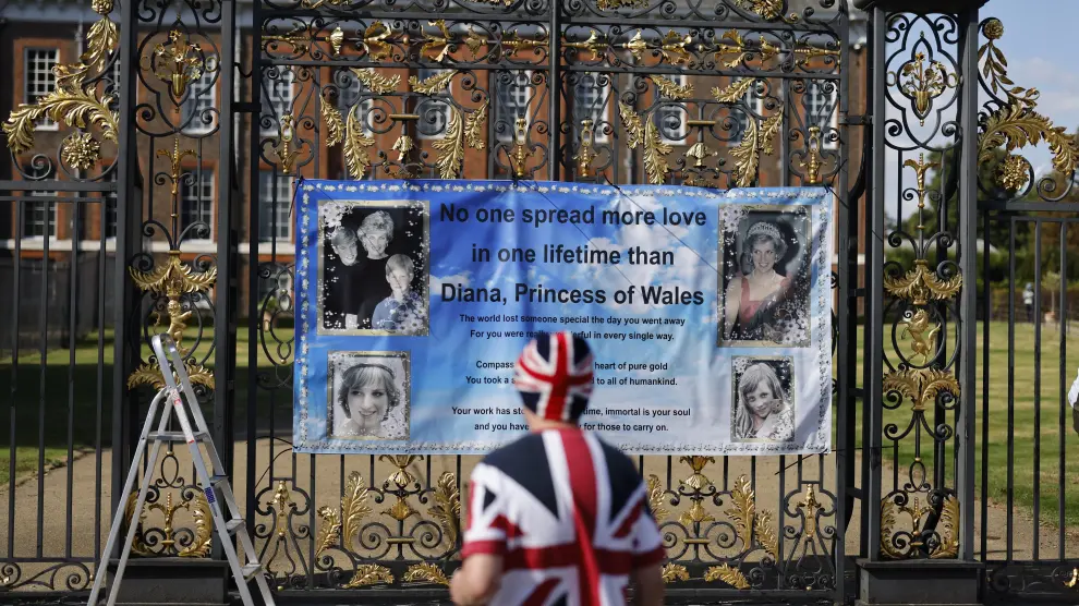 Un fan de Lady Di, esta semana, en el palacio de Kensington, donde residió.
 BRITAIN ROYALS DIANA