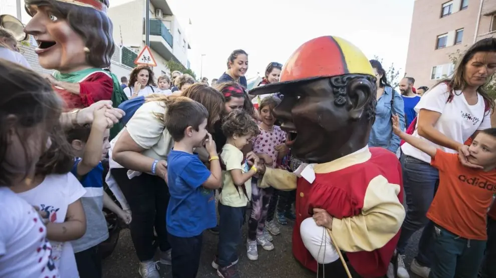 El Morico con niños en las Fiestas del Pilar de 2019.