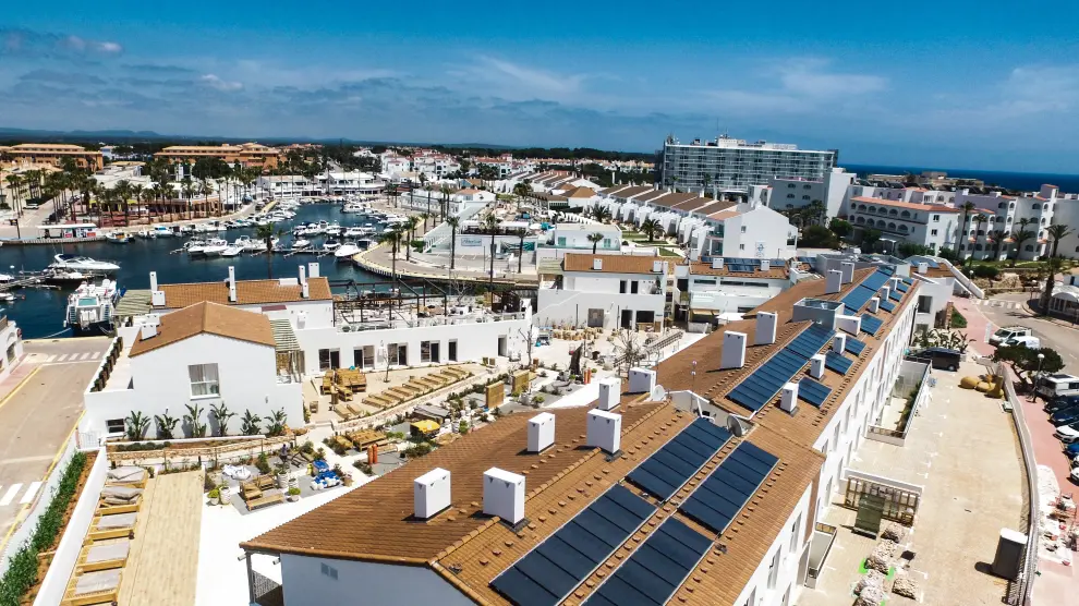 Instalación de paneles solares en un hotel de Menorca.