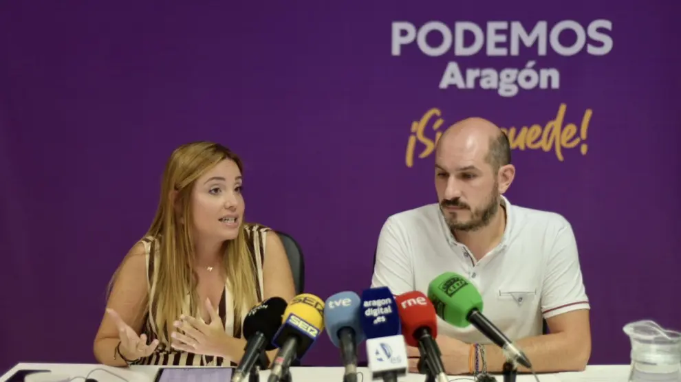 Maru Díaz y Diego Bayona, en la sede de Podemos Aragón.