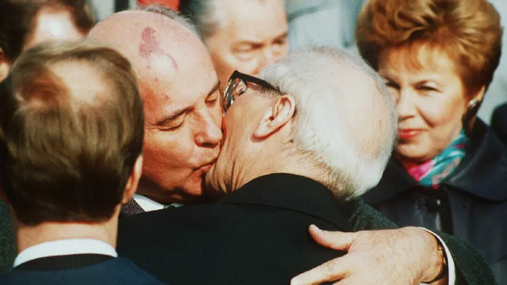 Mijaíl Gorbachov besa a Erich Honecker, líder de la Alemania del Este, en una imagen icónica realizada el 6 de octubre de 1989.