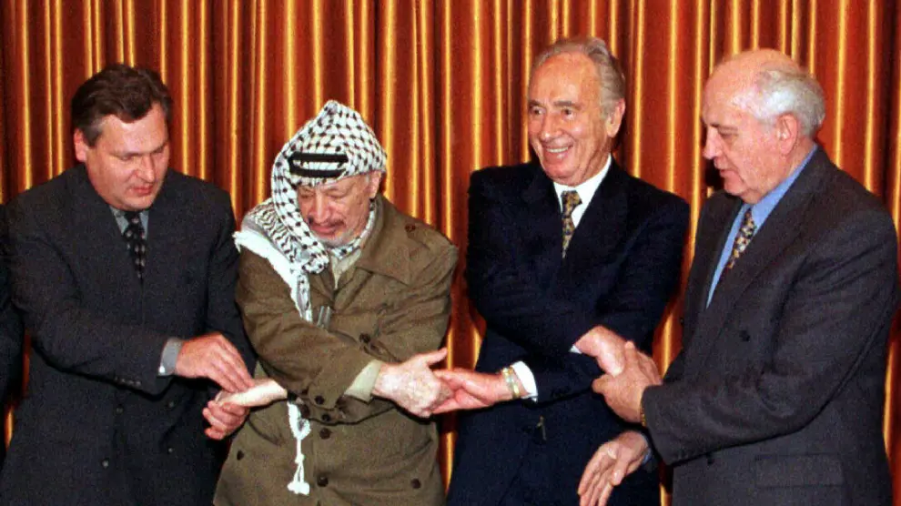 Yaser Arafat, presidente de la OLP, junto al israleí Simon Peres, el polaco Alexander Kwasniewski y Mijaíl Gorbachov tras la Asamblea Anual del Centro Simon Peres para la Paz.