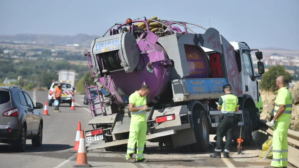 El accidente se ha producido por una colisión entre una furgoneta y un camión en la N-240, en Estrecho Quinto.
