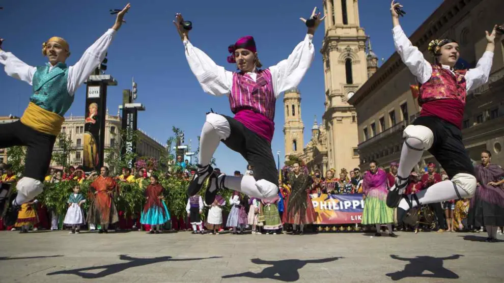 XXVIII Encuentro Internacional de Folklore Ciudad de Zaragoza en la plaza del Pilar.