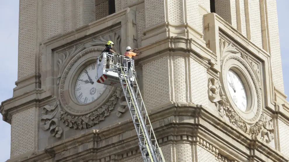 Arreglos en una de las torres del Pilar en Zaragoza