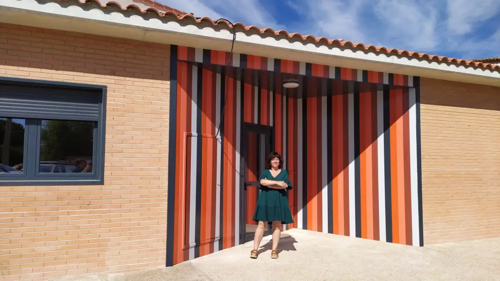 La alcaldesa de La Almunia, Marta Gracia, ante la nueva escuela infantil.