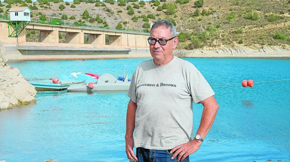 El presidente de la Comunidad de Regantes de Teruel, Francisco Gómez, en la orilla del pantano del Arquillo