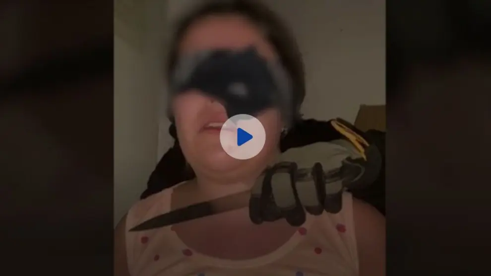 La mujer amordazada aparece en el vídeo llorando y pidiendo el rescate.