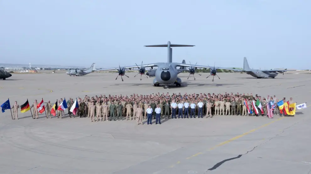 Los 160 militrares de siete países que intervienen en el curso avanzado de aviones de transporte en la Base Aérea de Zaragoza.