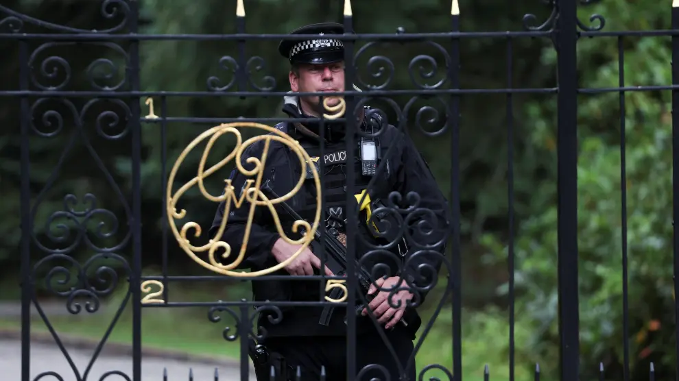 A police officer stands guard at Balmoral Castle in Aberdeenshire, Scotland, Britain September 6, 2022. REUTERS/Russell Cheyne BRITAIN-POLITICS/LEADERSHIP