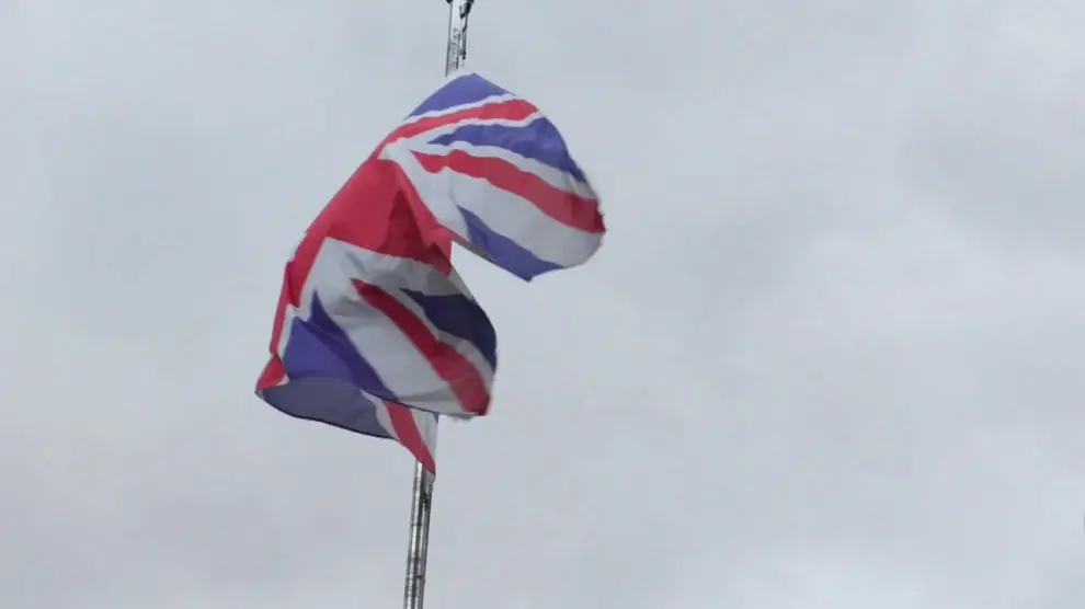 Bandera a media hasta en la embajada Británica de Madrid