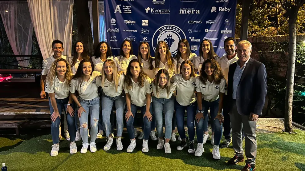 Las jugadoras del Zaragoza CFF, ayer durante la presentación de la nueva temporada.