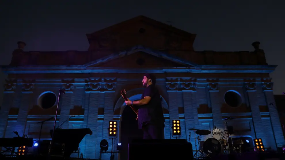 Antonio Orozco ha hecho bailar a 1.300 personas en su concierto en La Cartuja de las Fuentes de Sariñena.