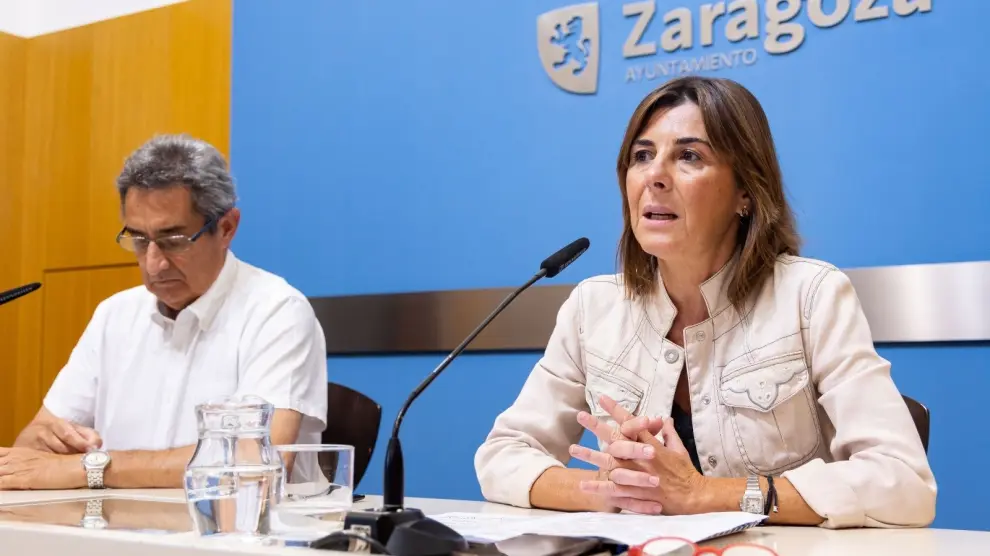 La concejal delegada de Vivienda del Ayuntamiento de Zaragoza, Carolina Andreu, y el portavoz del grupo municipal de VOX, Julio Calvo.