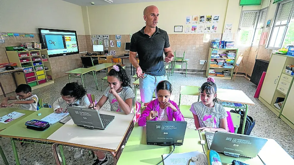 David Asensio, el maestro de Villaba Baja, con sus alumnos.