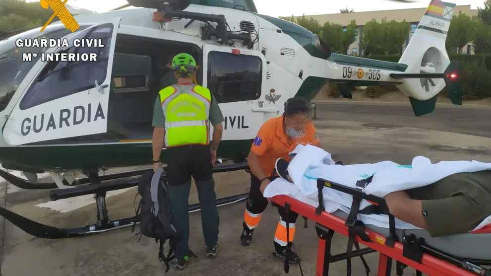 Llegada del helicóptero de la Guardia Civil al Hospital San Jorge de Huesca con un accidentado en montaña.