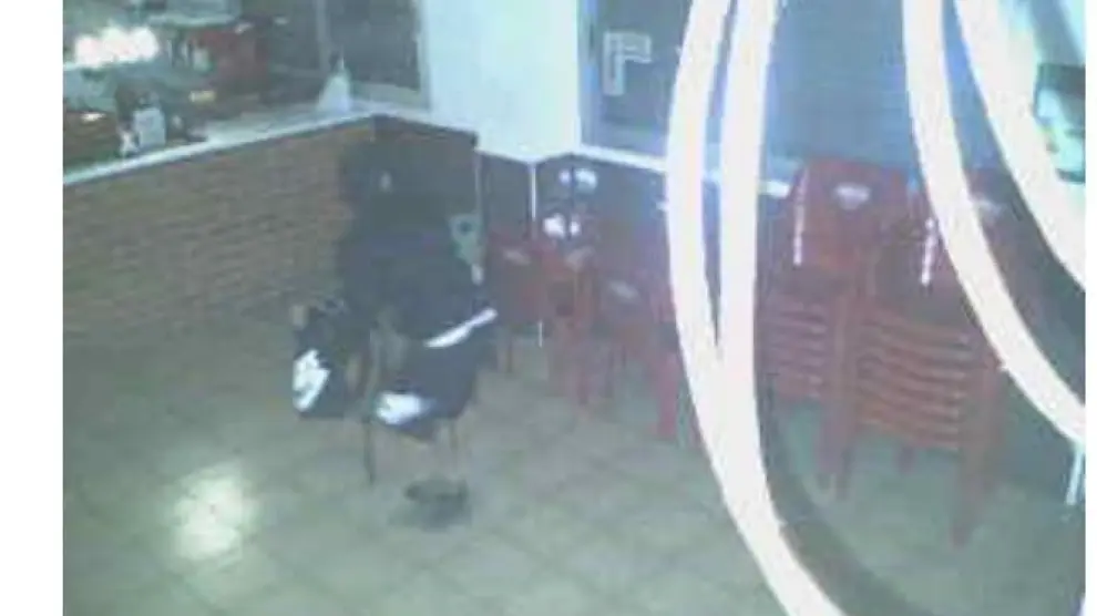 Imagen del ladrón entrando en el bar.