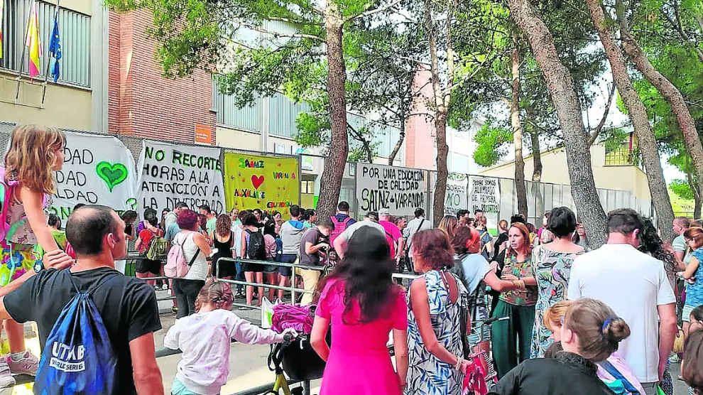 Familias y docentes del colegio Ramón Sainz de Varanda, durante la concentración