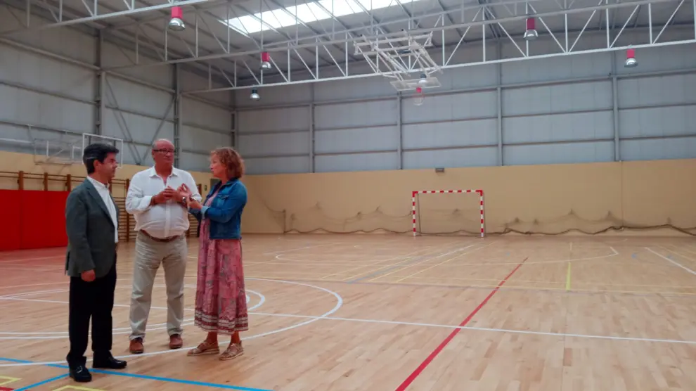 Visita al colegio Alcoraz del alcalde de Huesca, Luis Felipe, el concejal de Deportes, José María Romance, y la directora del centro, Pilar Andreu.