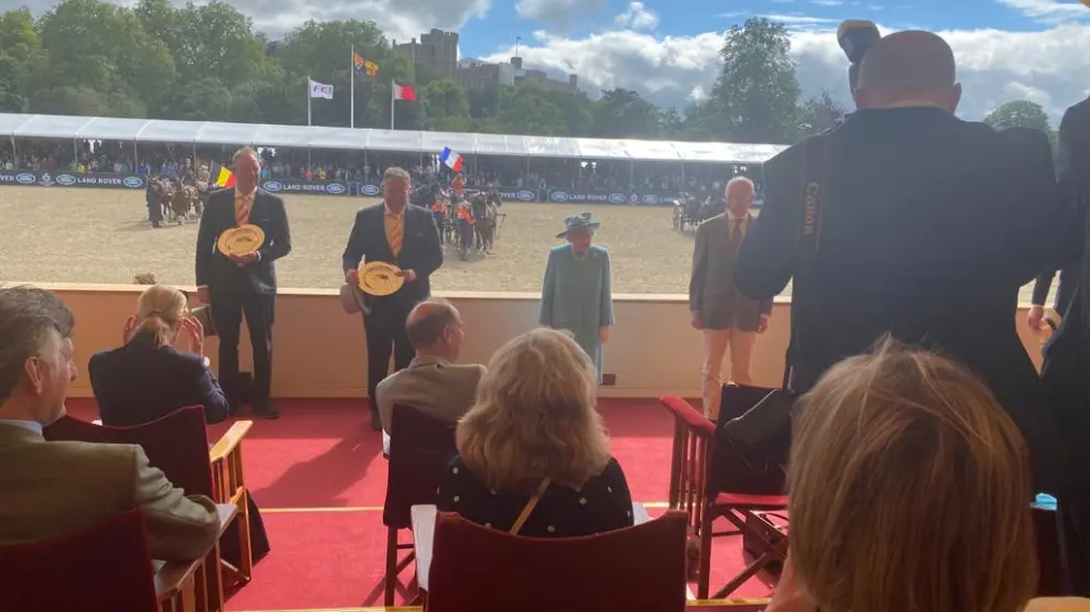 Isabel II, en el Royal Windsor Horse Show. En el palco, de espaldas, con chaqueta amarilla, Lady Brennan.