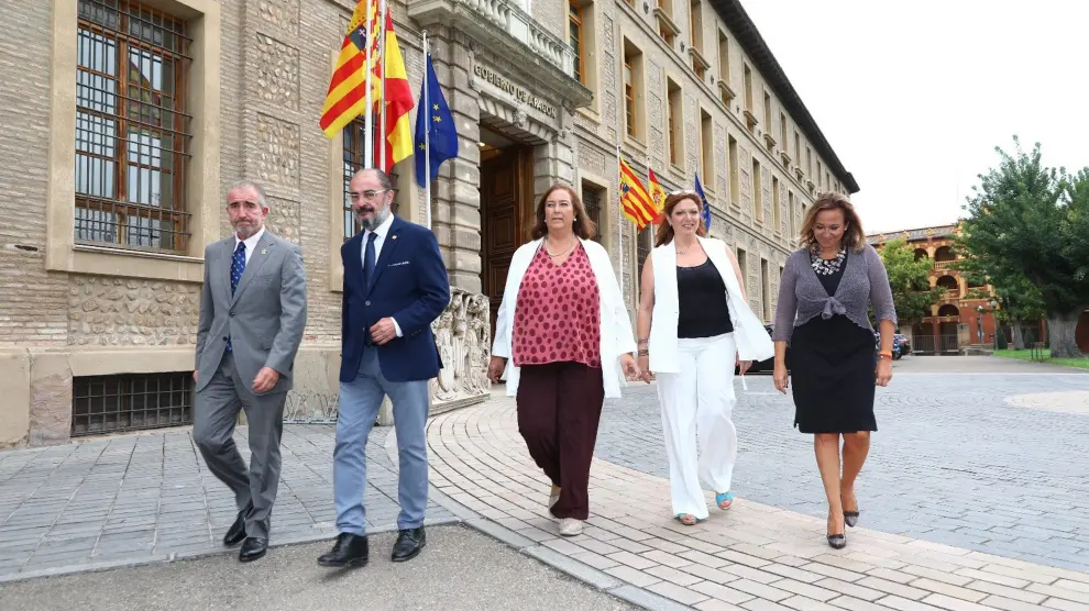 El presidente del Gobierno de Aragón, Javier Lambán, se reúne con representantes de la Asociación de Víctimas del Terrorismo (AVT).