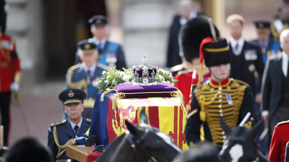 LONDON, ENGLAND - SEPTEMBER 14: The coffin carrying Queen Elizabeth II makes its way along The Mall during the procession for the Lying-in State of Queen Elizabeth II on September 14, 2022 in London, England. Queen Elizabeth II's coffin is taken in procession on a Gun Carriage of The King's Troop Royal Horse Artillery from Buckingham Palace to Westminster Hall where she will lay in state until the early morning of her funeral. Queen Elizabeth II died at Balmoral Castle in Scotland on September 8, 2022, and is succeeded by her eldest son, King Charles III. Chris J Ratcliffe/Pool via REUTERS BRITAIN-ROYALS/QUEEN
