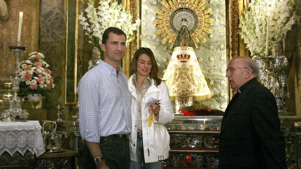 24 de mayo de 2004. Viaje de novios de los entonces Príncipes de Asturias, don Felipe y doña Letizia, durante su visita a la basílica del Pilar en Zaragoza.