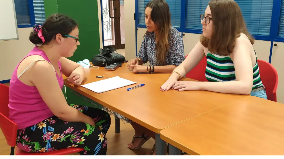 Una participante es entrevistada por profesionales de Plena inclusión Aragón.