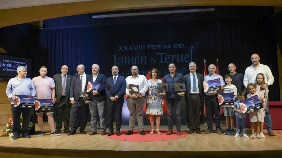 Los ganadores del concurso de calidad del jamón y la paleta posan con autoridades y miembros del Consejo Regulador del Jamón de Teruel.