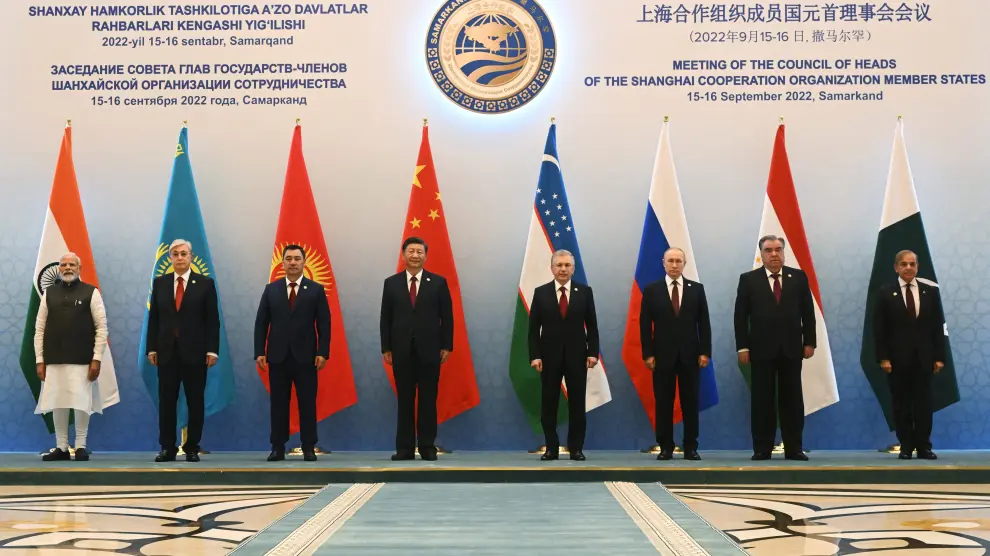 Fotos de familia de la cumbre de la OCS: Modi, Takayev, Japarov, Xi, Mirziyoyev, Putin, Rahmon y Sharif.