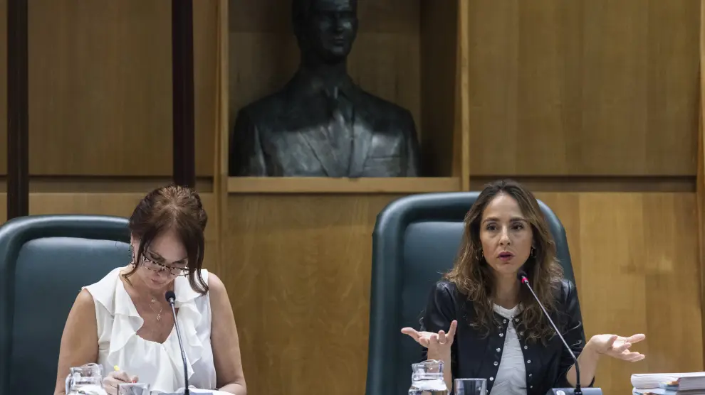 La concejal de Economía, Carmen Herrarte, y la de Hacienda, María Navarro, este martes.
