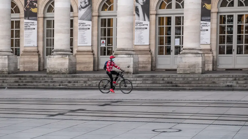 Un ciudadano recorre una ciudad francesa en bicicleta